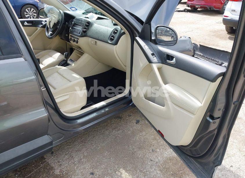 Photo 5 of 2014 Volkswagen Tiguan SE (VIN WVGAV3AXXEW507569)