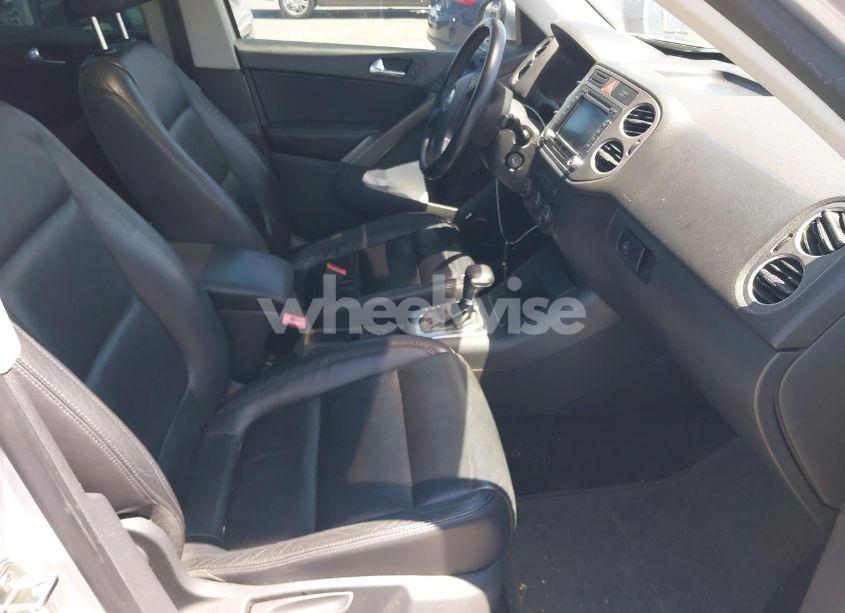 Photo 5 of 2009 Volkswagen Tiguan S/SE/SEL (VIN WVGAV75N19W504095)