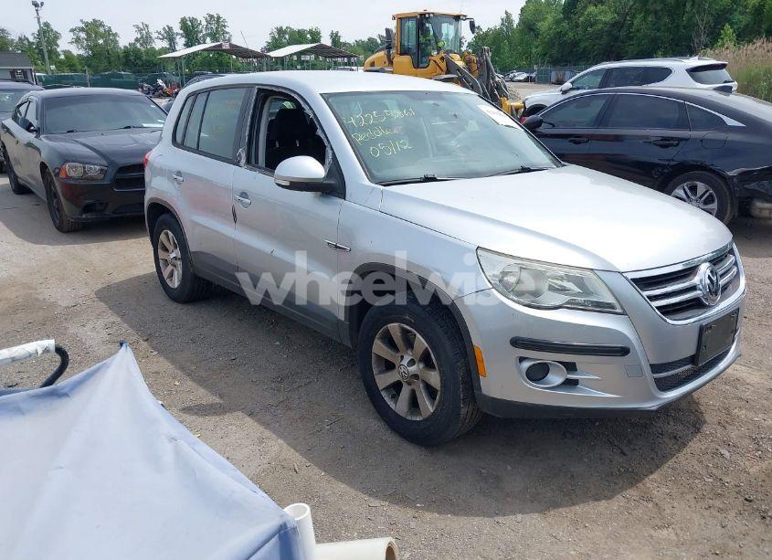 2009 Volkswagen Tiguan S (VIN WVGAV75N49W526527) main photo