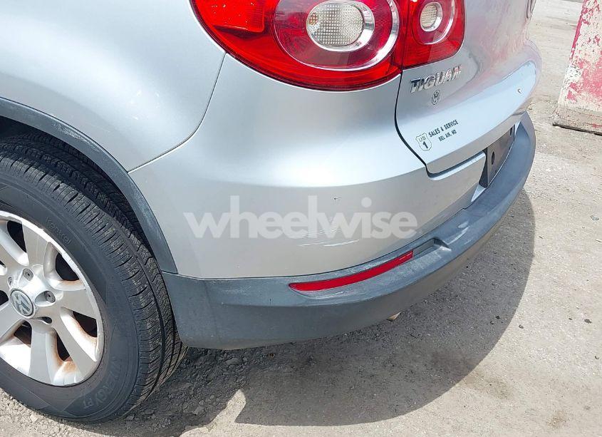 Photo 13 of 2009 Volkswagen Tiguan S (VIN WVGAV75N49W526527)