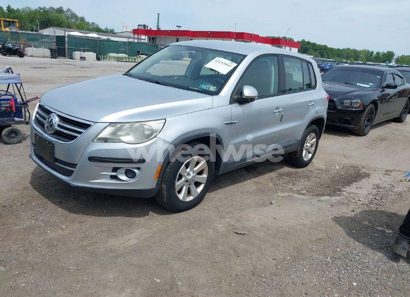 Photo 2 of 2009 Volkswagen Tiguan S (VIN WVGAV75N49W526527)