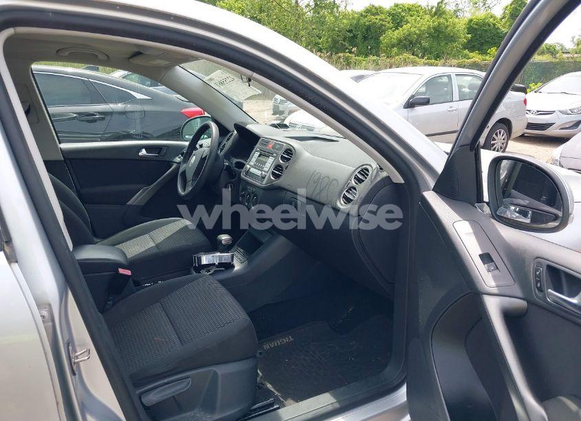 Photo 5 of 2009 Volkswagen Tiguan S (VIN WVGAV75N49W526527)
