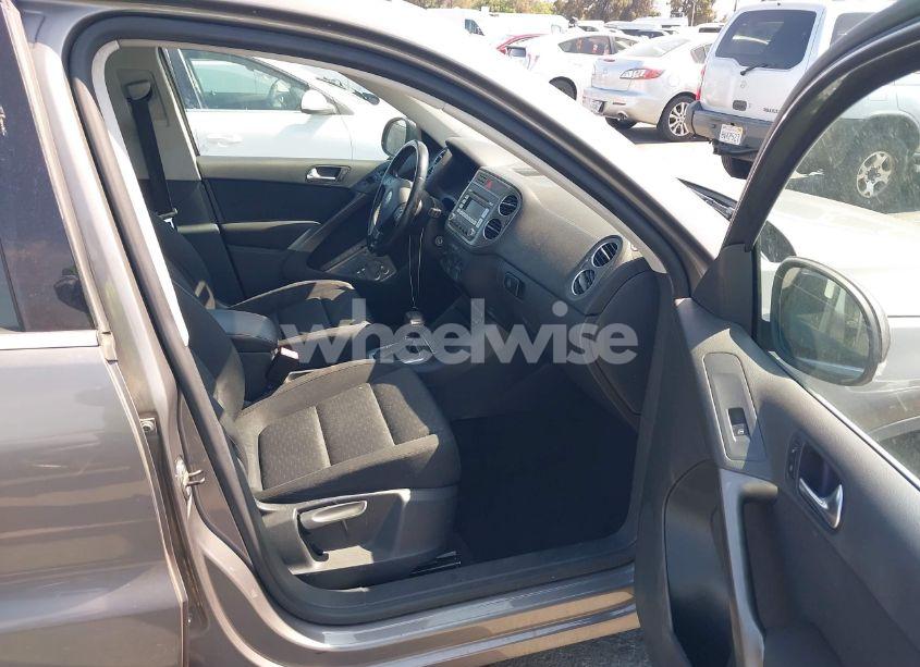 Photo 5 of 2009 Volkswagen Tiguan SE (VIN WVGAV75N59W533096)