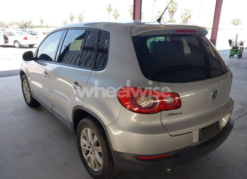 Photo 3 of 2009 Volkswagen Tiguan S/SE/SEL (VIN WVGAV75NX9W002752)
