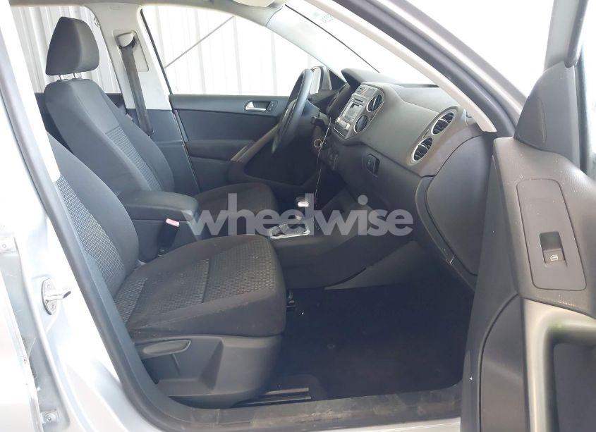 Photo 5 of 2009 Volkswagen Tiguan S/SE/SEL (VIN WVGAV75NX9W002752)