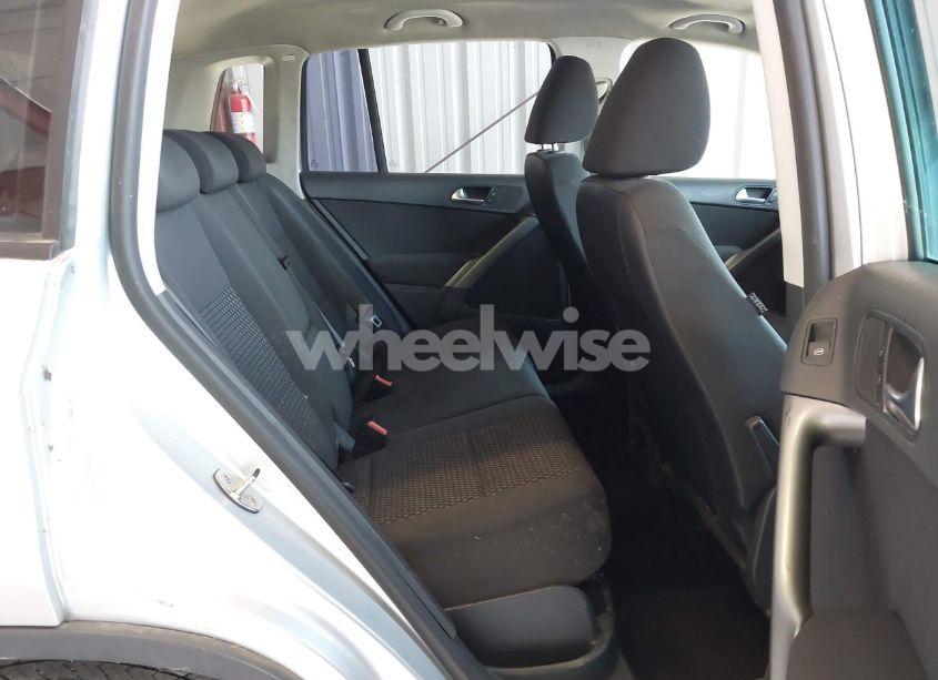 Photo 8 of 2009 Volkswagen Tiguan S/SE/SEL (VIN WVGAV75NX9W002752)