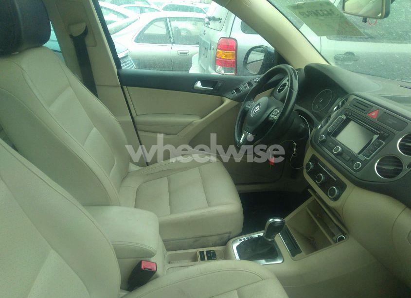 Photo 5 of 2011 Volkswagen Tiguan SE (VIN WVGAV7AX0BW511228)