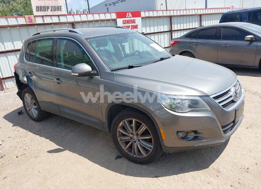 2011 Volkswagen Tiguan SEL (VIN WVGAV7AX0BW550059) main photo