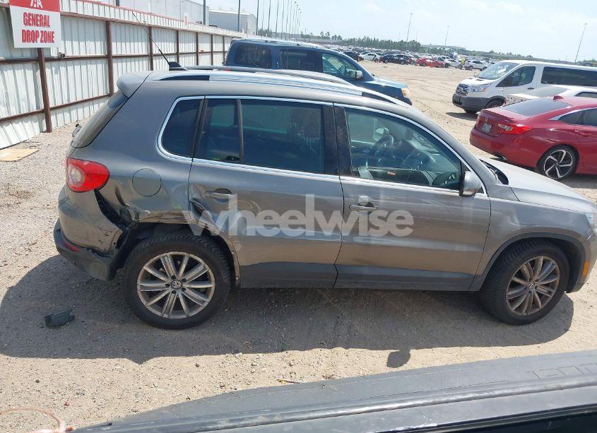 Photo 13 of 2011 Volkswagen Tiguan SEL (VIN WVGAV7AX0BW550059)
