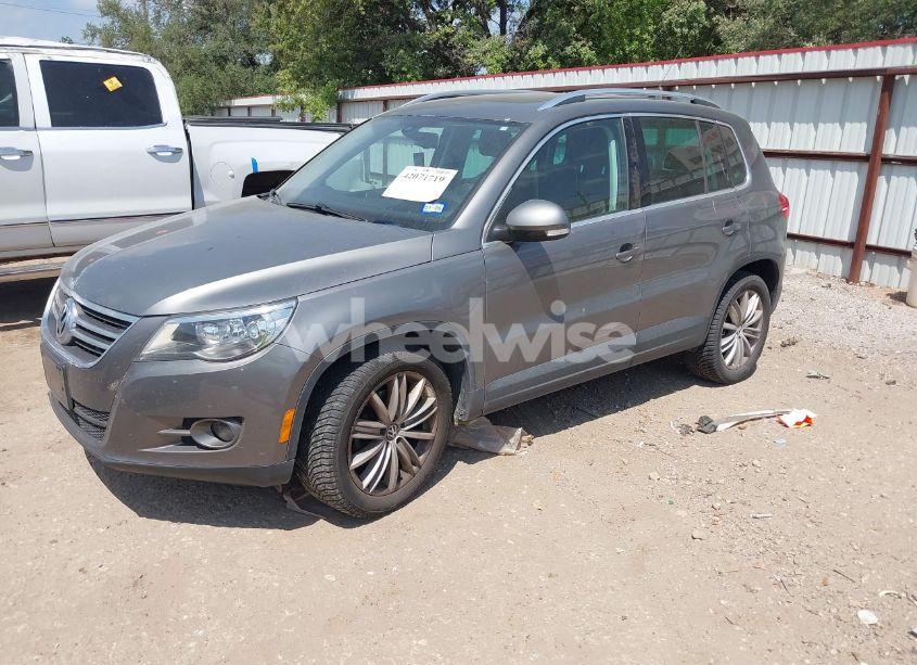 Photo 2 of 2011 Volkswagen Tiguan SEL (VIN WVGAV7AX0BW550059)
