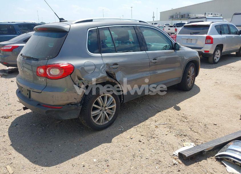 Photo 4 of 2011 Volkswagen Tiguan SEL (VIN WVGAV7AX0BW550059)