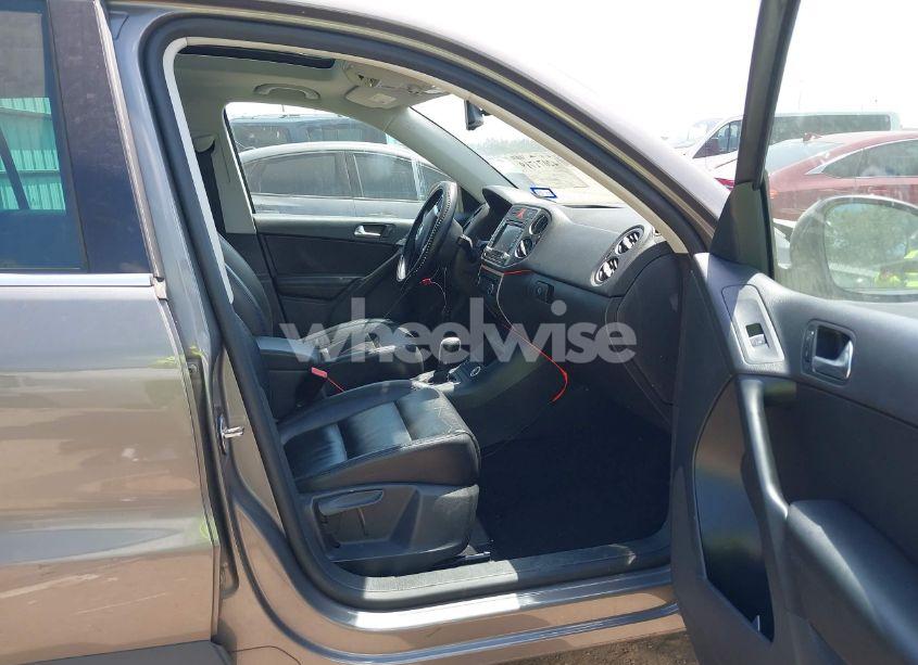 Photo 5 of 2011 Volkswagen Tiguan SEL (VIN WVGAV7AX0BW550059)