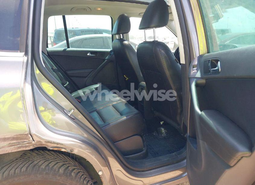 Photo 8 of 2011 Volkswagen Tiguan SEL (VIN WVGAV7AX0BW550059)