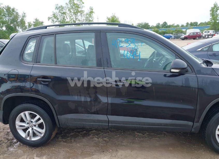 Photo 13 of 2016 Volkswagen Tiguan S (VIN WVGAV7AX0GW519952)