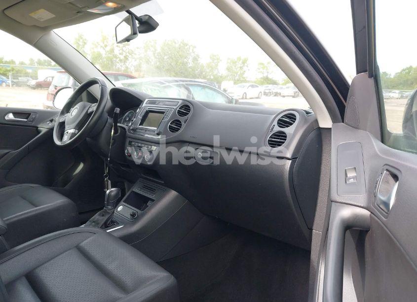 Photo 5 of 2016 Volkswagen Tiguan S (VIN WVGAV7AX0GW519952)