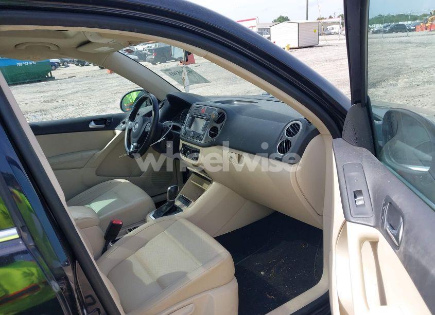 Photo 5 of 2011 Volkswagen Tiguan SE (VIN WVGAV7AX2BW534218)