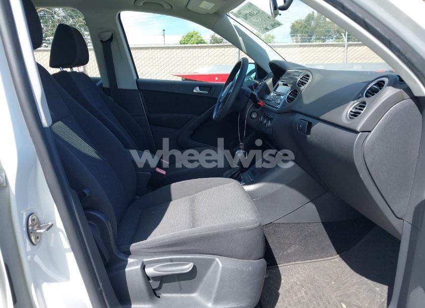 Photo 5 of 2012 Volkswagen Tiguan S (VIN WVGAV7AX2CW522958)