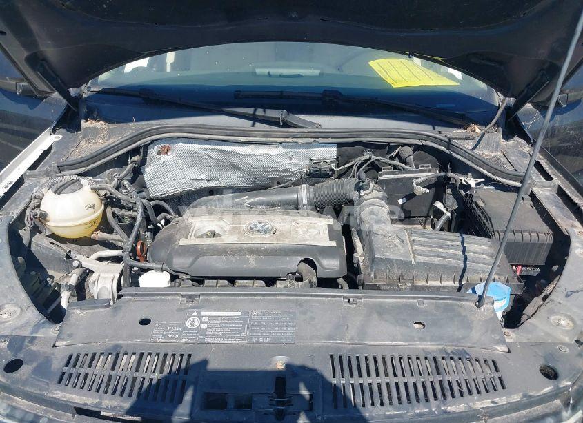 Photo 10 of 2017 Volkswagen Tiguan 2.0T S (VIN WVGAV7AX2HK000068)