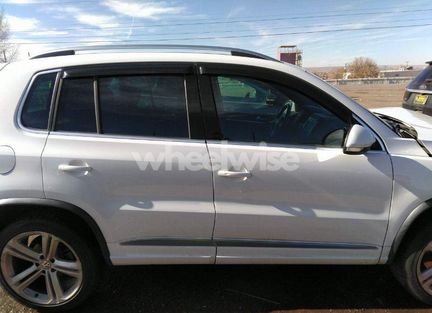 Photo 13 of 2016 Volkswagen Tiguan R-LINE (VIN WVGAV7AX3GW008476)