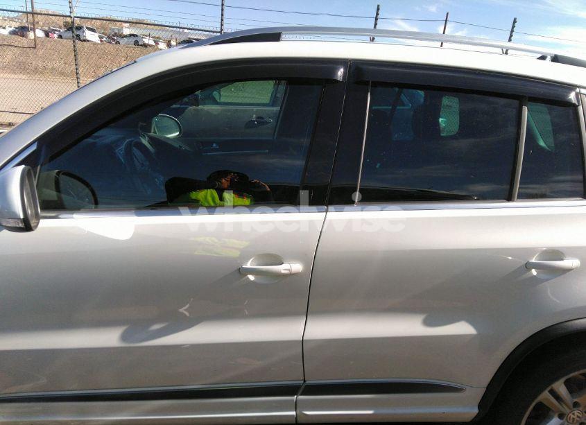 Photo 14 of 2016 Volkswagen Tiguan R-LINE (VIN WVGAV7AX3GW008476)