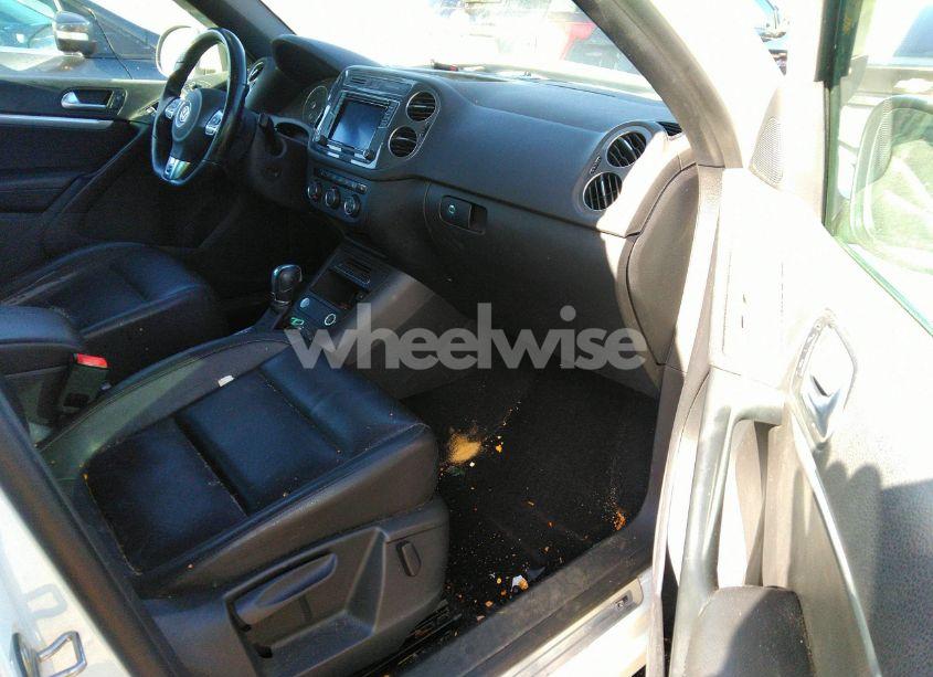 Photo 5 of 2016 Volkswagen Tiguan R-LINE (VIN WVGAV7AX3GW008476)