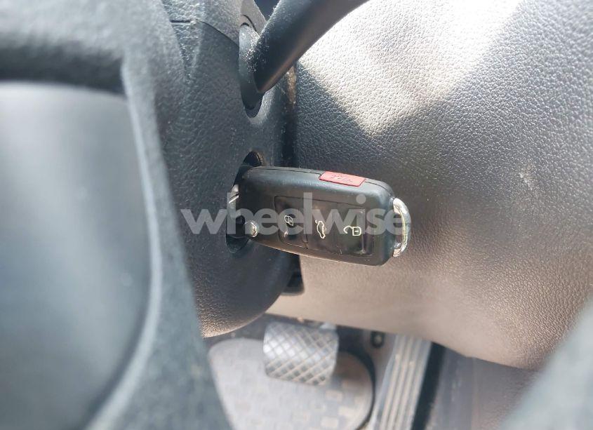 Photo 11 of 2010 Volkswagen Tiguan S (VIN WVGAV7AX4AW516107)