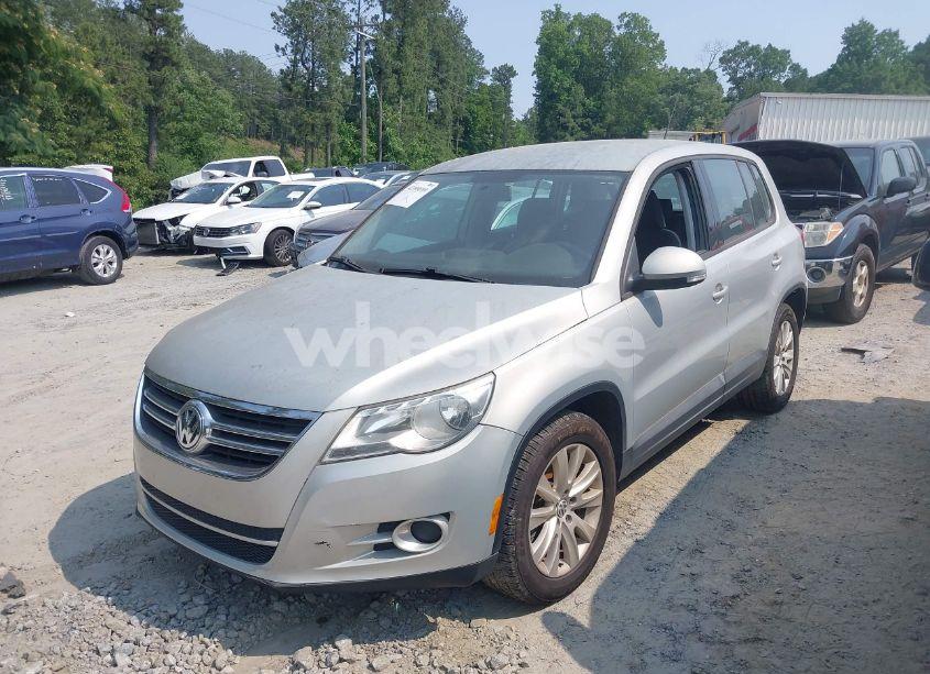 Photo 2 of 2010 Volkswagen Tiguan S (VIN WVGAV7AX4AW516107)
