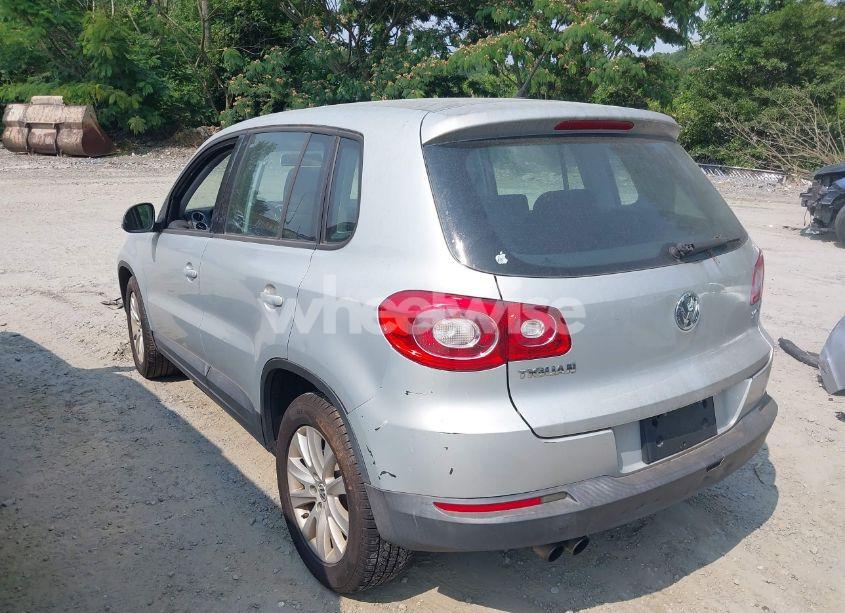 Photo 3 of 2010 Volkswagen Tiguan S (VIN WVGAV7AX4AW516107)