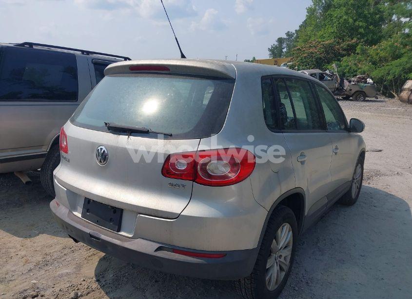 Photo 4 of 2010 Volkswagen Tiguan S (VIN WVGAV7AX4AW516107)