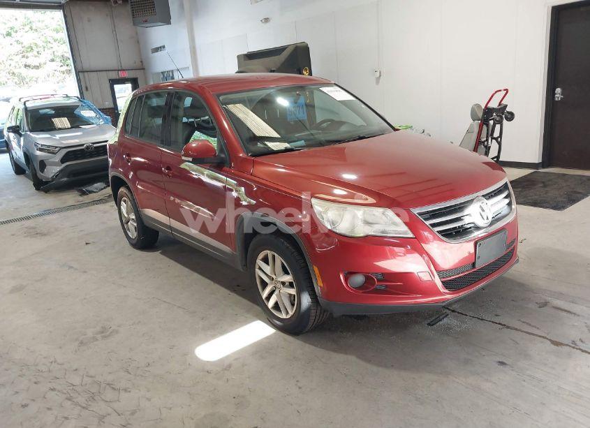 2011 Volkswagen Tiguan S (VIN WVGAV7AX4BW001335) main photo