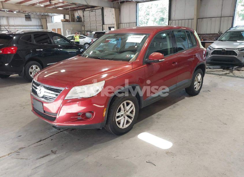 Photo 2 of 2011 Volkswagen Tiguan S (VIN WVGAV7AX4BW001335)