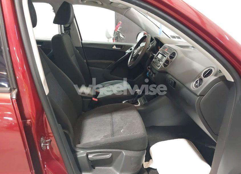 Photo 5 of 2011 Volkswagen Tiguan S (VIN WVGAV7AX4BW001335)