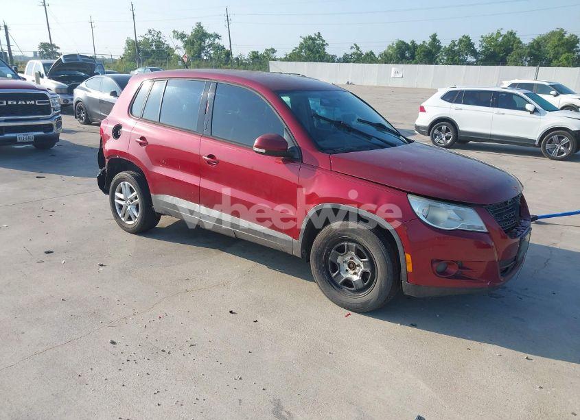 2011 Volkswagen Tiguan S (VIN WVGAV7AX4BW001402) main photo