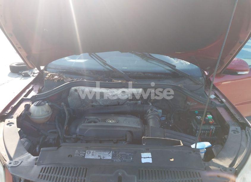 Photo 10 of 2011 Volkswagen Tiguan S (VIN WVGAV7AX4BW001402)