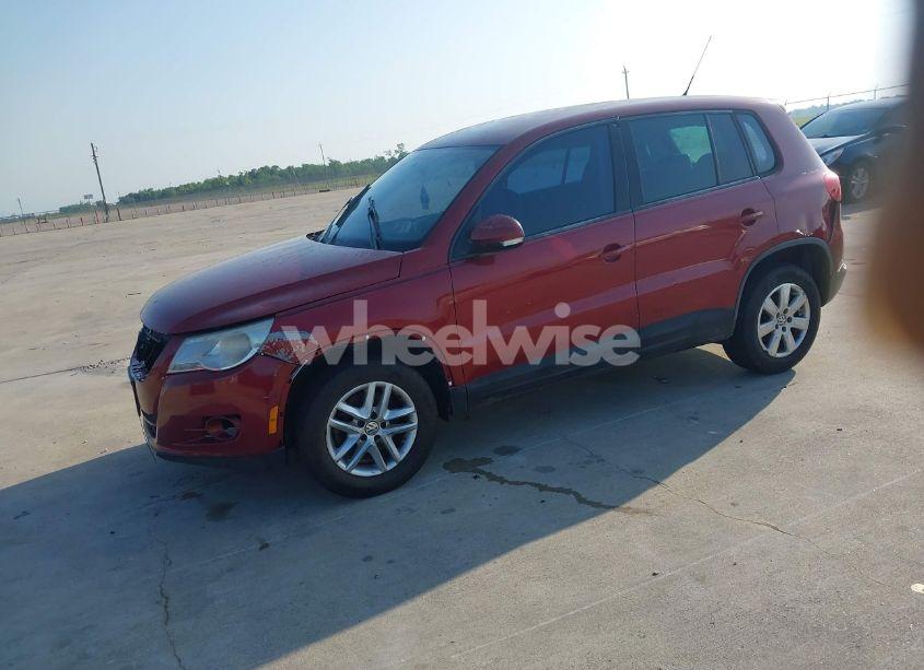 Photo 2 of 2011 Volkswagen Tiguan S (VIN WVGAV7AX4BW001402)