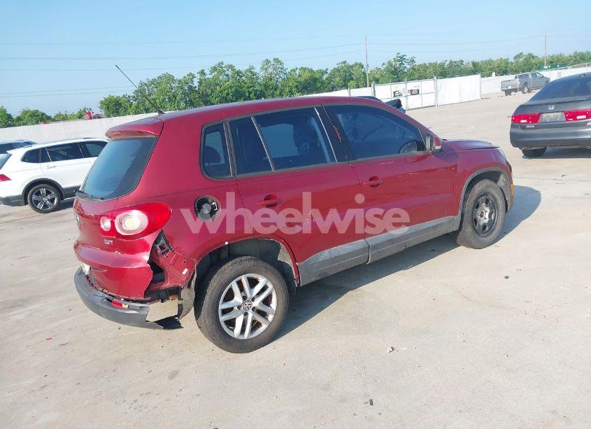Photo 4 of 2011 Volkswagen Tiguan S (VIN WVGAV7AX4BW001402)
