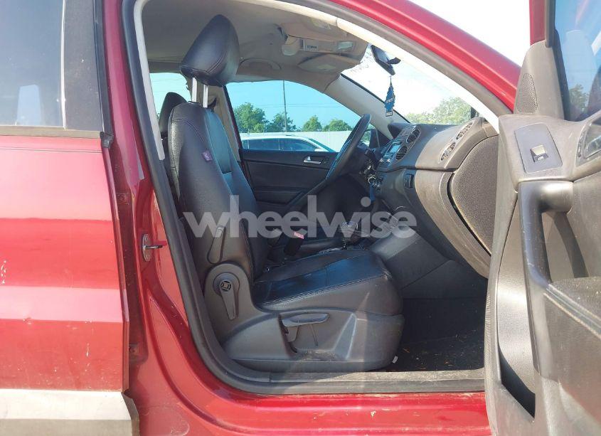 Photo 5 of 2011 Volkswagen Tiguan S (VIN WVGAV7AX4BW001402)