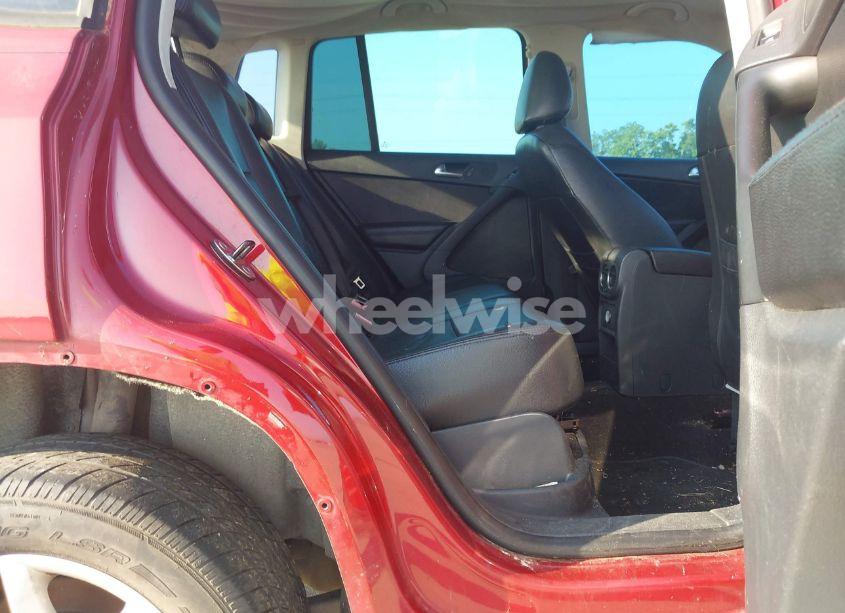 Photo 8 of 2011 Volkswagen Tiguan S (VIN WVGAV7AX4BW001402)