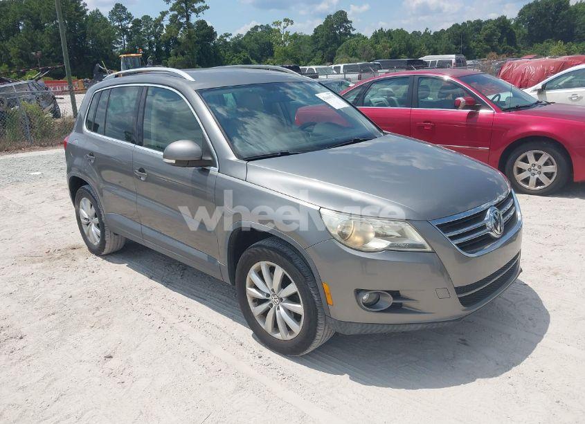 2011 Volkswagen Tiguan SE (VIN WVGAV7AX4BW505769) main photo