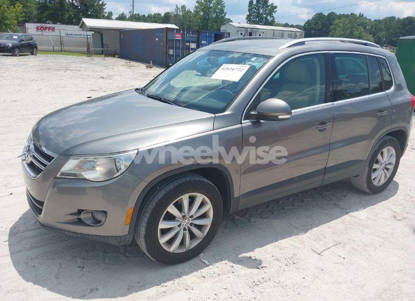 Photo 2 of 2011 Volkswagen Tiguan SE (VIN WVGAV7AX4BW505769)
