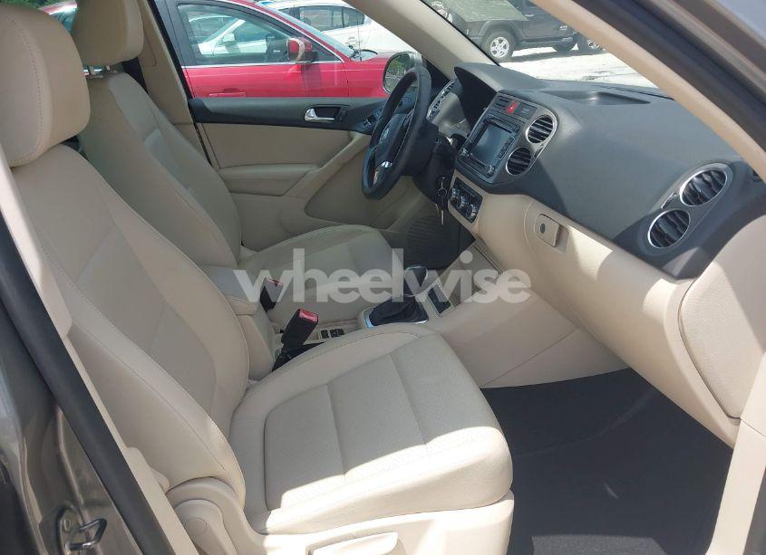 Photo 5 of 2011 Volkswagen Tiguan SE (VIN WVGAV7AX4BW505769)