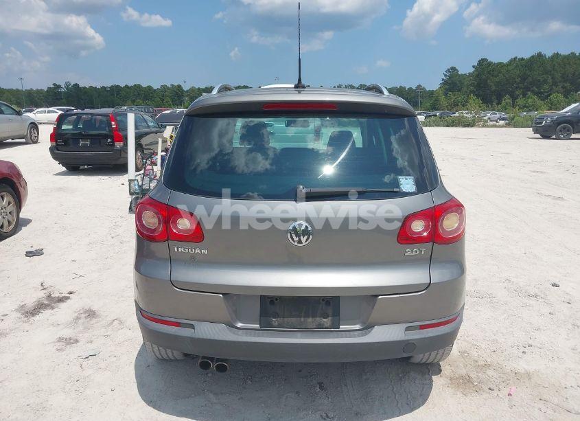 Photo 6 of 2011 Volkswagen Tiguan SE (VIN WVGAV7AX4BW505769)