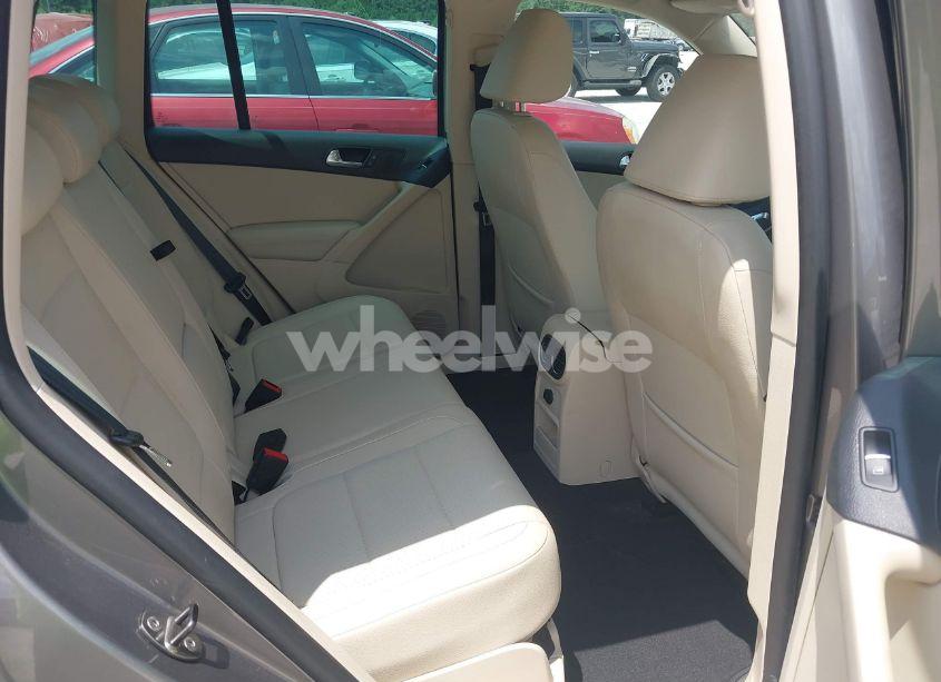 Photo 8 of 2011 Volkswagen Tiguan SE (VIN WVGAV7AX4BW505769)
