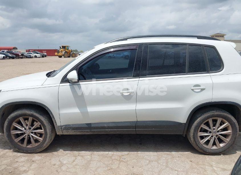 Photo 14 of 2018 Volkswagen Tiguan LIMITED 2.0T (VIN WVGAV7AX4JK004631)