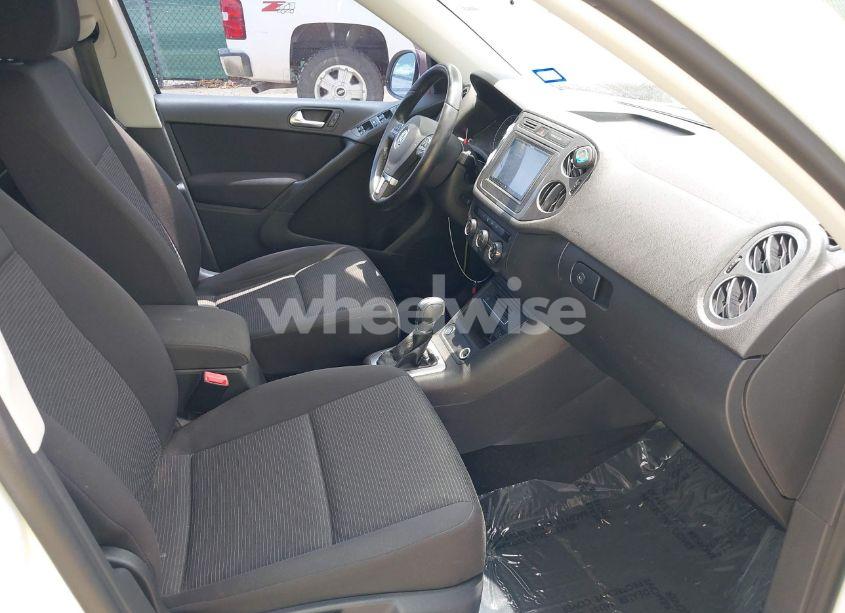 Photo 5 of 2018 Volkswagen Tiguan LIMITED 2.0T (VIN WVGAV7AX4JK004631)