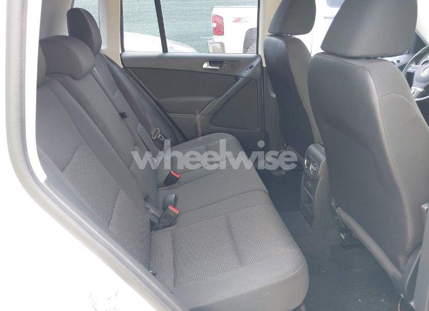 Photo 8 of 2018 Volkswagen Tiguan LIMITED 2.0T (VIN WVGAV7AX4JK004631)