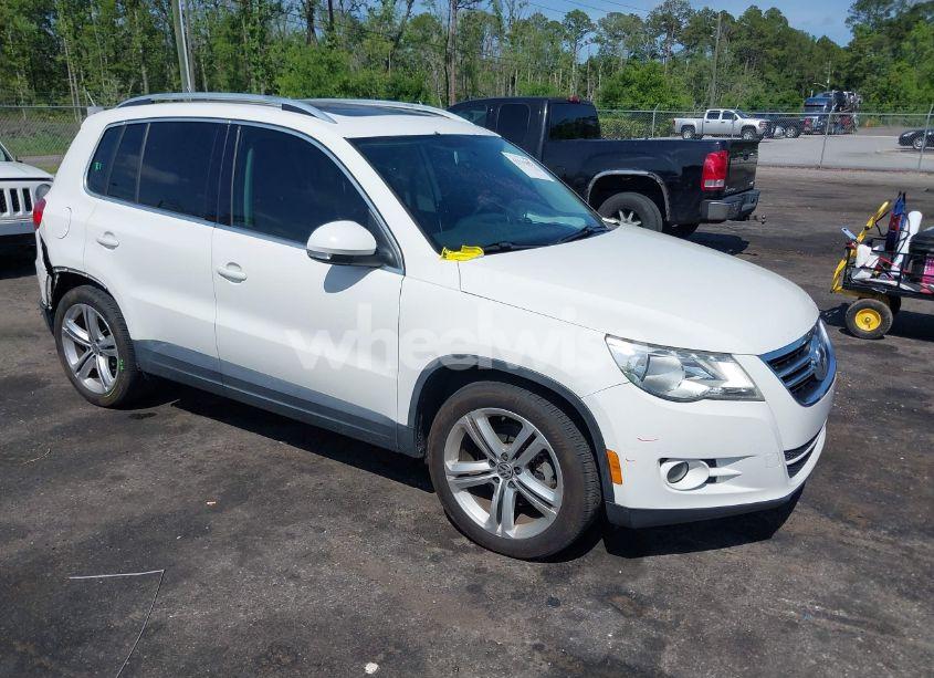 2011 Volkswagen Tiguan SE (VIN WVGAV7AX5BW549683) main photo