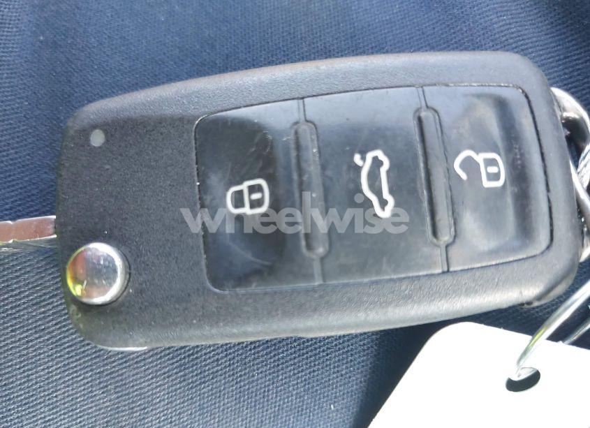 Photo 11 of 2011 Volkswagen Tiguan SE (VIN WVGAV7AX5BW549683)