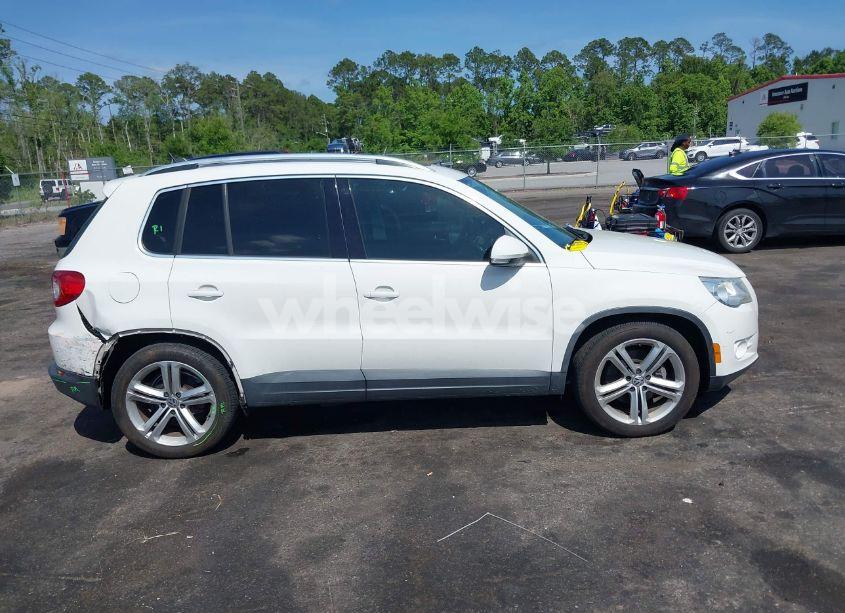 Photo 13 of 2011 Volkswagen Tiguan SE (VIN WVGAV7AX5BW549683)
