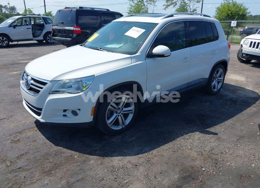 Photo 2 of 2011 Volkswagen Tiguan SE (VIN WVGAV7AX5BW549683)